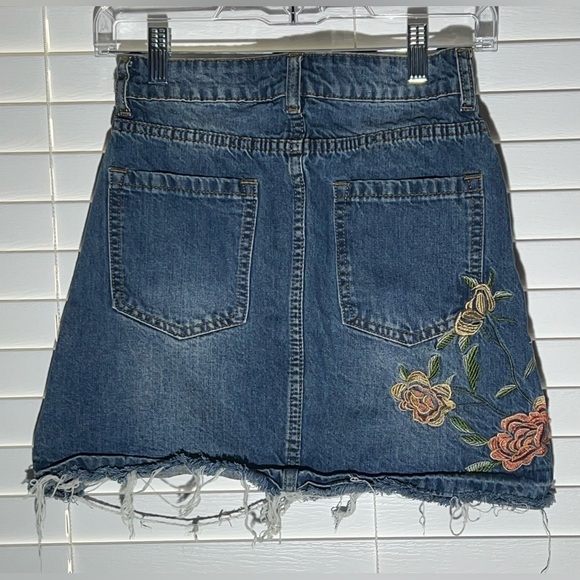 Super Cute Floral Embroidery Tamnoon Denim Skirt size 34 (us 2) Youth - Picture 15 of 15